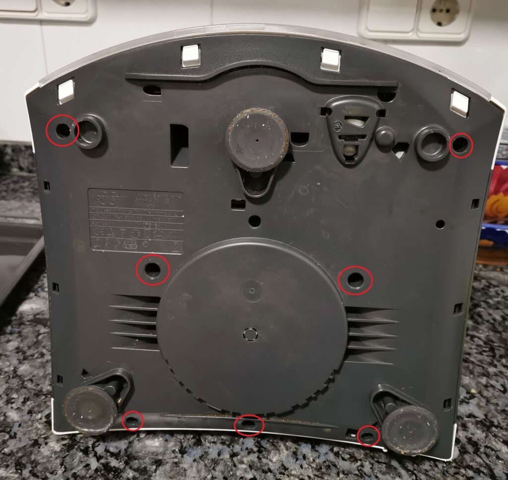 Quitar tornillos de la Thermomix TM31